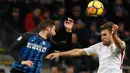 Pemain Inter Milan Roberto Gagliardini dan pemain AS Roma,  Kevin Strootman melompat berebut bola dalam lanjutan Serie A Liga Italia di Giuseppe Meazza, Senin (21/1). Inter Milan dan AS Roma mengakhiri laga dengan skor imbang 1-1. (AP/Antonio Calanni)