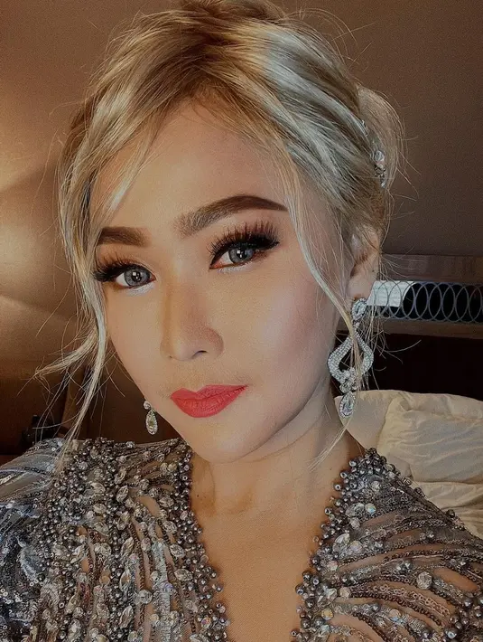 Potret selfienya banjir pujian dari netizen. Inul Daratista dipuji cantik, bahkan beberapa mengatakan dirinya bak Barbie hidup. Foto: Instagram.