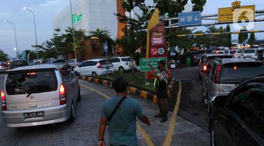 FOTO: Antrean Kendaraan Masuki Rest Area Tol Cikopo - Palimanan Sebabkan Kemacetan