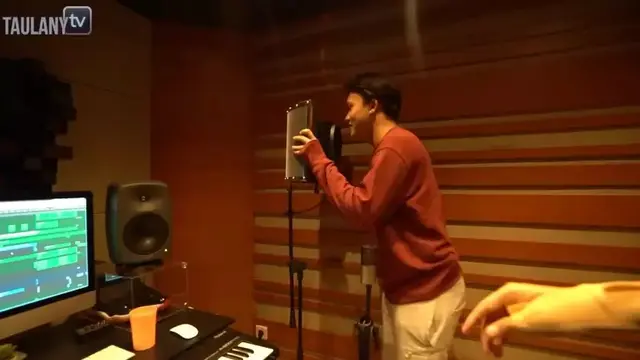 Potret ruang kerja Rizky Febian (Sumber: YouTube/Taulany TV)