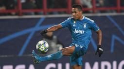 Alex Sandro - Pemain yang diboyong Juventus dari FC Porto pada musim panas 2015 ini merupakan andalan Si Nyonya Tua di posisi fullback kiri. Pemain yang mampu tampil sama baiknya saat bertahan dan menyerang ini menerima bayaran 195 ribu pounds per pekan di Allianz Stadium. (Foto:AFP/Kirill Kudryavts