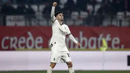 Pemain AC Milan, Christian Pulisic merayakan gol penyeimbang 2-2 pada laga lanjutan Liga Italia 2023/2024 melawan Monza di Brianteo stadium, Monza, Italia, Senin (19/02/2024) WIB. (AP Photo/LaPresse/Alberto Marriani)