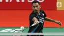 Pebulutangkis Indonesia, Tommy Sugiarto mengembalikan kok ke arah Anthony Sinisuka Ginting saat laga babak kedua tunggal putra Indonesia Masters 2020 di Istora GBK, Jakarta, Kamis (16/1/2020). Anthony Sinisuka Ginting unggul 21-16 21-15 dan melaju ke perempat final. (Liputan6.com/Helmi Fithriansyah)