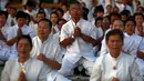Sejumlah Umat Buddha Thailand melakukan doa bersama saat merayakan Hari Raya Waisak di Wat Dhammakaya, Bangkok, Thailand, (1/6/2015). Tiga peristiwa penting dalam memperingari Hari Waisak dinamakan Trisuci Waisak. REUTERS/Chaiwat Subprasom)
