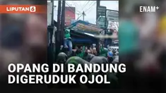 Ratusan driver ojek online menggeruduk ojek pangkalan di kawasan Pasir Impun, Bandung pada Selasa (3/1/2022). Sebuah papan diduga milik ojek pangkalan diturunkan. Aksi itu buntut dari video ketegangan antara taksi online dan ojek pangkalan.