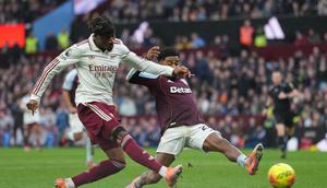 Pemain Arsenal Noni Madueke berebut bola dengan pemain Aston Villa Ian Maatsen dalam pertandingan Liga Inggris di Villa Park, Inggris, Sabtu, 6 Desember 2025. (AP Photo/Dave Shopland)