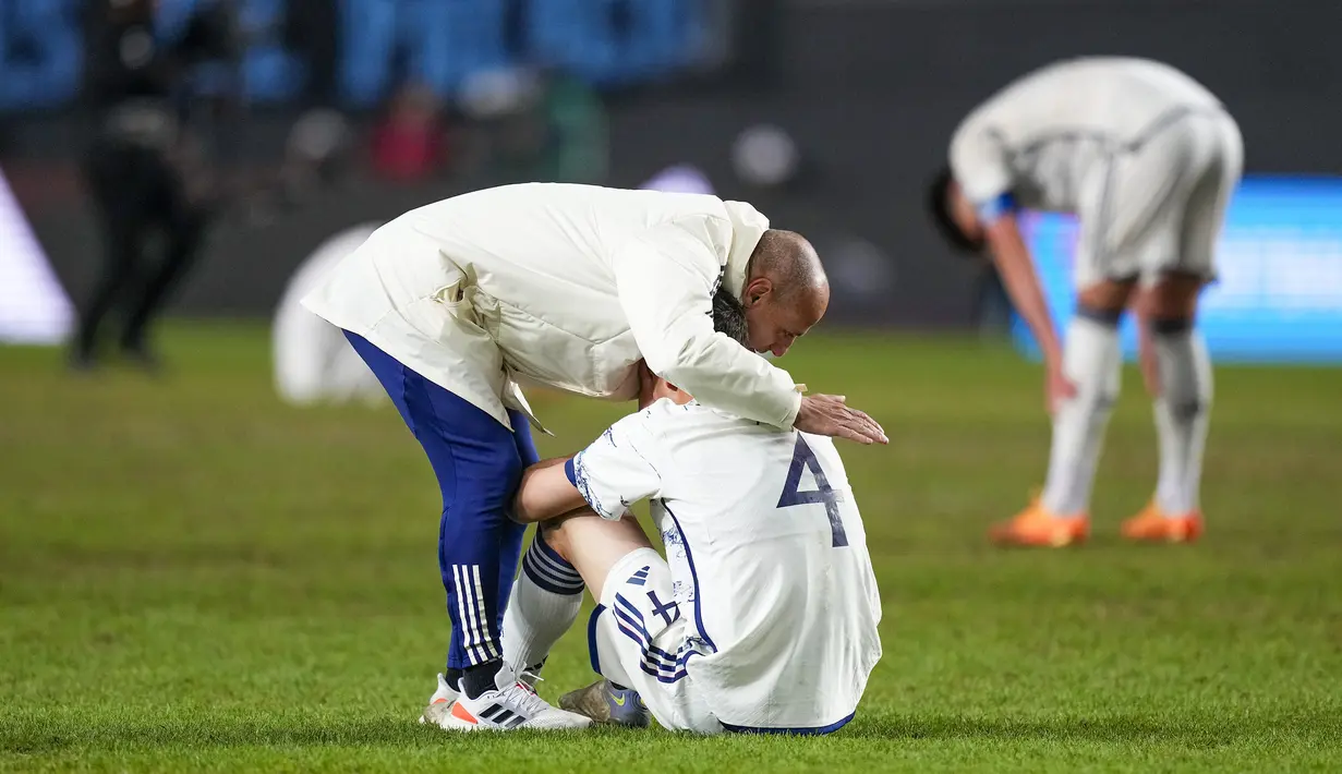 Seorang ofisial tim Timnas Italia U-20 berusaha menghibur Matteo Prati setelah berakhirnya laga final Piala Dunia U-20 2023 di Unico Diego Armando Maradona Stadium, La Plata, Argentina, Senin (12/6/2023) dini hari WIB. Timnas Italia U-20 kalah 0-1 dari Uruguay. (AP Photo/Natacha Pisarenko)