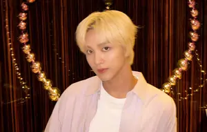 Momen Haechan NCT Bagikan Potret di Pinggir Jalan Jakarta, Gayanya Santai