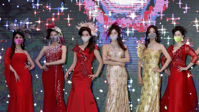 Para model mengenakan masker dalam peragaan busana di Seoul, Korea Selatan, Jumat (24/7/2020). Peragaan busana ini digelar di tengah pandemi COVID-19 yang melanda dunia. (AP Photo/Lee Jin-man)