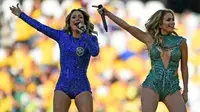 Dalam Pembukaan Piala Dunia 2014 di Brasil, jennifer Lopez dan Claudia Leitte berlomba tampil seksi. Tetapi manakah yang lebih seksi?