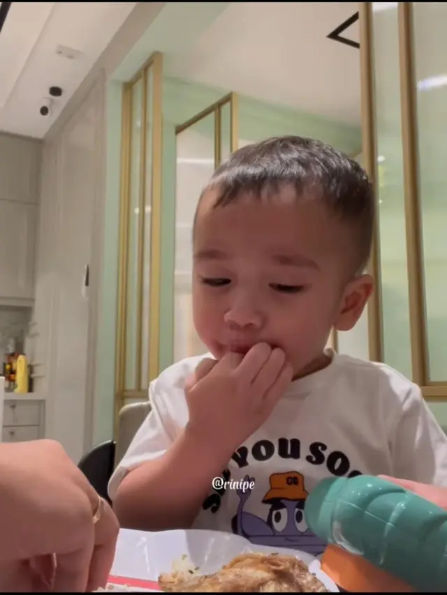 Rayyanza Malik Ahmad Alias Cipung Tampak Lahap Menyantap Lele Goreng. Akankah Anak Raffi Ahmad Ini Kembali Membuat Ikan Lele Viral seperti Ikan Shasimo (instagram.com/riniperdiyanti)