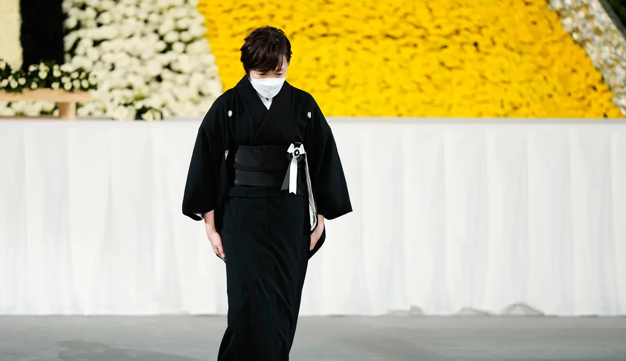 <p>Akie Abe, istri mantan Perdana Menteri Jepang Shinzo Abe, berjalan di atas panggung saat pemakaman kenegaraan suaminya di Nippon Budokan, Tokyo, Jepang, Selasa (27/9/2022). Ribuan orang telah melayat dan meletakkan bunga di pemakaman mantan perdana menteri terlama di Jepang tersebut. (Franck Robichon/Pool Photo via AP)</p>