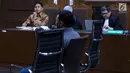 Bupati nonaktif Bener Meriah, Ahmadi (kiri) saat menjalani sidang lanjutan dugaan suap alokasi dan anggaran Dana Otonomi Khusus Aceh di Pengadilan Tipikor, Jakarta, Senin (15/10). Sidang mendengar keterangan saksi. (Liputan6.com/Helmi Fithriansyah)