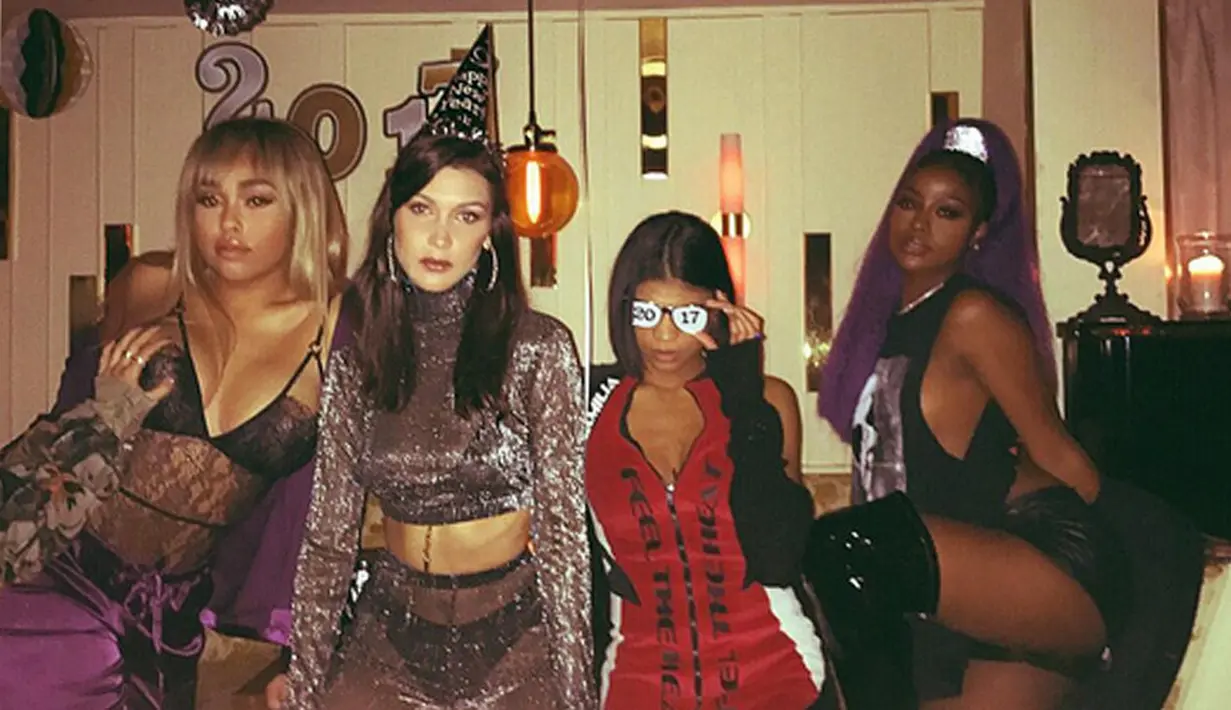 Belum lama ini Selena dan The Weeknd tertangkap kamera paparazzi sedang bermesraan di tempat umum usai makan bersama. Tak segan, keduanya pun juga saling berpelukan dan berciuman. (Instagram/bellahadid)