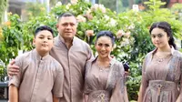 Masyarakat Indonesia merayakan Lebaran, Senin (31/3/2025), termasuk sejumlah artis. Krisdayanti dan keluarga misalnya, menikmati Lebaran di Singapura. (Foto: Dok. Instagram @krisdayantilemos)