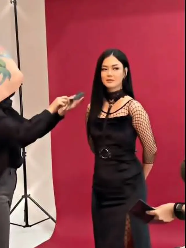 7 Pemotretan Nita Gunanawan dengan Busana Hitam Ini Makin Memesona