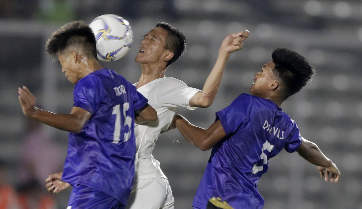 Gelandang Timnas Indonesia U-16, Raka Cahyana, menyundul bola saat melawan Filipina pada laga babak Kualifikasi Piala AFC U-16 2020 di Stadion Madya, Jakarta, Senin (16/9/2019). Indonesia menang 4-0 atas Filipina. (Bola.com/M Iqbal Ichsan)