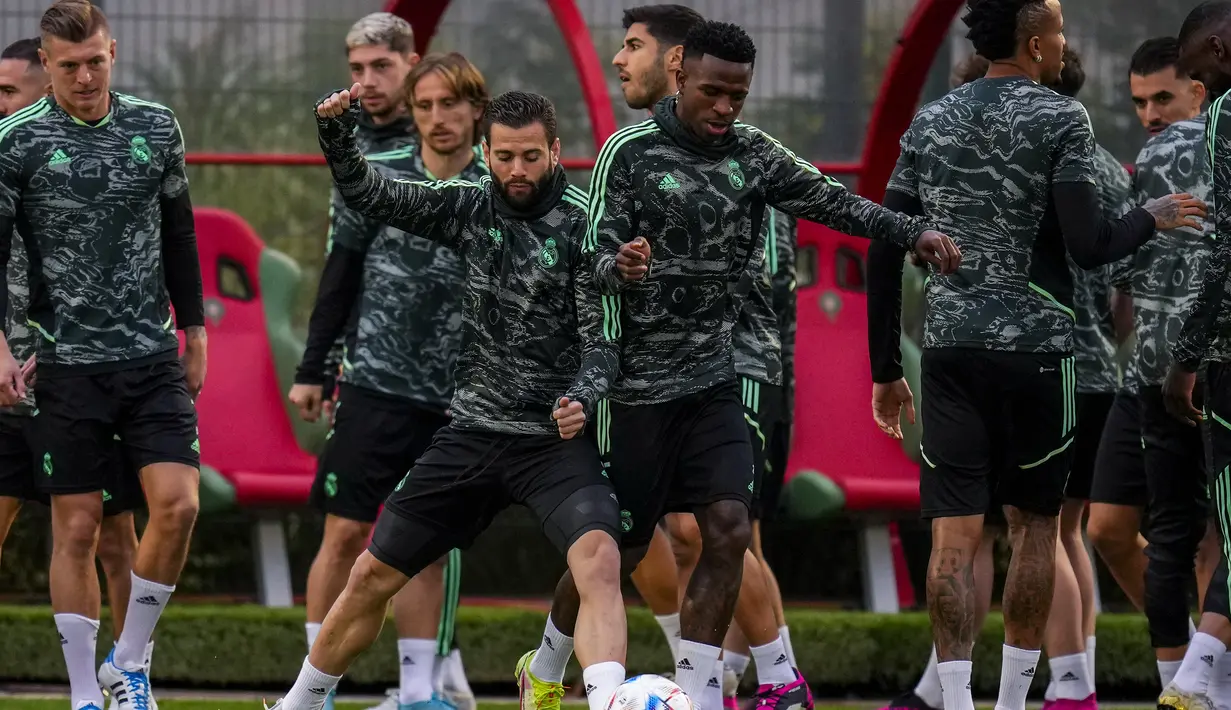 Pemain Real Madrid Vinicius Junior dan Nacho mengikuti sesi latihan jelang berhadapan dengan wakil Asia, Al-Hilal pada final Piala Dunia Antarklub 2022, di Rabat, Maroko, Jumat (10/2/2023). Madrid telah empat kali menjuarainya, yakni pada edisi 2014, 2016, 2017, dan 2018. (AP Photo/Manu Fernandez)