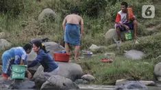 Warga mencuci pakaian di Sungai Cipamingkis, Jonggol, Kabupaten Bogor, Jawa Barat, Rabu (16/6/2021). Aliran Sungai Cipamingkis masih menjadi andalan warga setempat untuk kebutuhan mandi, cuci, dan kakus (MCK) lantaran ketersediaan air tanah yang terbatas. (merdeka.com/Iqbal S. Nugroho)