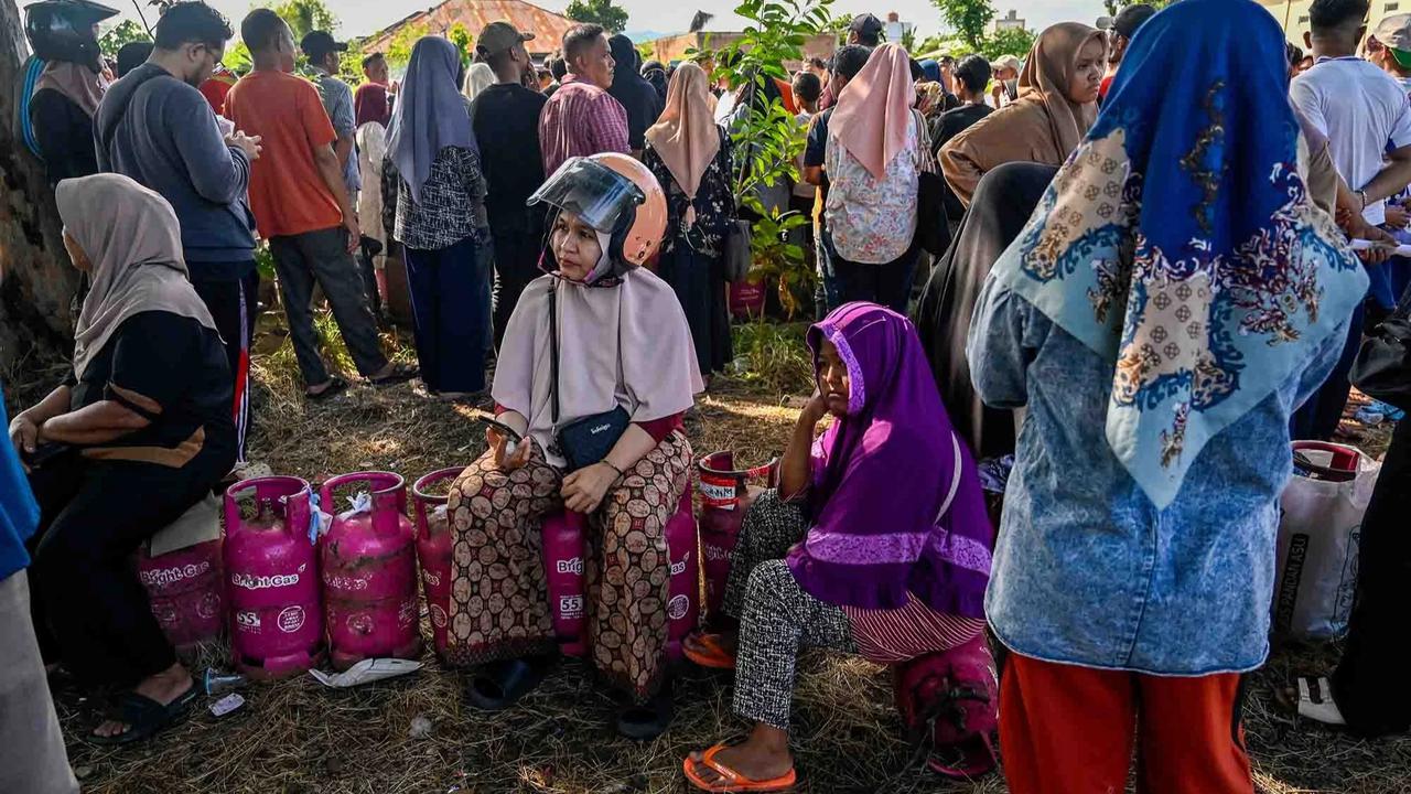 FOTO: Antrean Panjang Warga Banda Aceh Dampak Terbatasnya Pasokan LPG