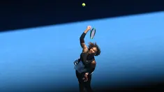 Petenis AS, Serena Williams saat melawan Nicole Gibbs di putaran ketiga Austalia Open, Melbourne, Australia (21/1). Serena berhasil mengalahkan Nicole Gibs dengan skor 6-1, 6-3. (AFP/Saeed Khan)