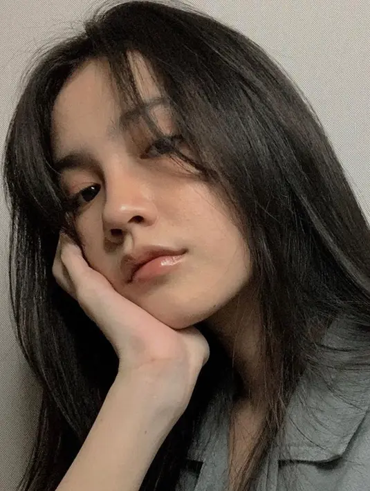 Dengan polesan makeup natural, jebolan Gadis Sampul 2013 ini tetap memesona. Gaya topang dagu merupakan pose andalan bagi tak sedikit wanita, begitu juga dengan Diandra Agatha. Dengan beragam gaya pose saat berfoto, bintang sinetron Dear Nathan The Series ini selalu banjir pujian dari warganet. (Liputan6.com/IG/@diandraagatha)