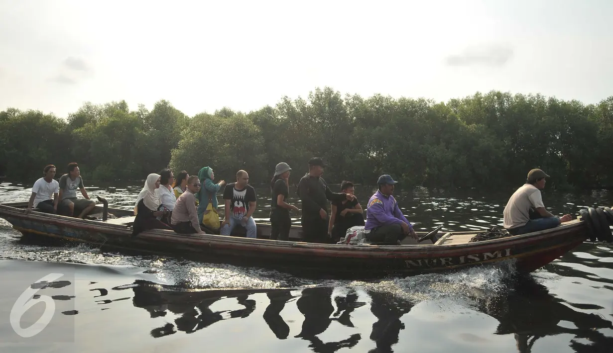 Rombongan Aktivis HAM Ratna Sarumpaet saat menaiki perahu di kawasan kampung Dadap, di Tangerang, Rabu (17/5). Kedatangan yang pertama ini sebagai upaya meninjau lokasi rencana penertiban kampung Dadap. (Liputan6.com/Gempur M Surya)