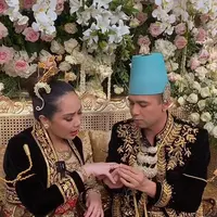 Raffi Ahmad dan Nagita Slavina merayakan ulang tahun pernikahan ke-9. Pada momen tersebut, pasangan yang telah memiliki dua orang anak itu merayakan dengan cara berbeda. Raffi dan Nagita mengenakan baju pengantin. [Instagram/raffinagita1717]
