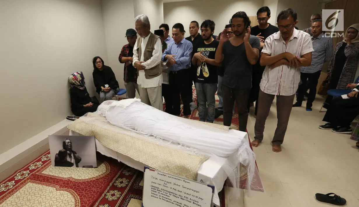 Sejumlah kerabat dan keluarga menyalatkan almarhum Yockie Suryo Prayogo di Ruang Jenazah, Rumah Sakit Pondok Indah, Bintaro, Tangsel (5/2). (Liputan6.com/Fery Pradolo)