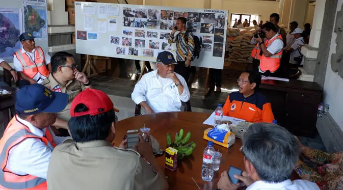 Menteri Basuki berkoordinasi dengan tim untuk mendapatkan berita terupdate mengenai penanganan bencana alam Gunung Agung