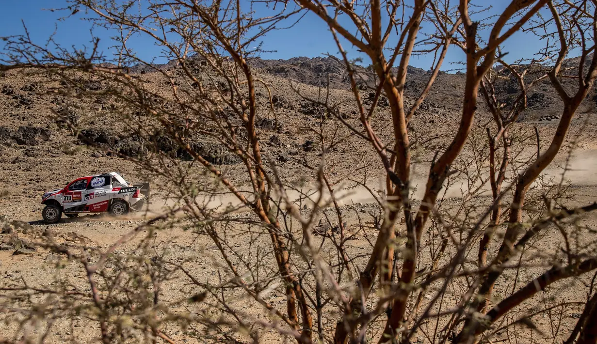 Pembalap Toyota Gazoo Racing Frenando Alonso dan Marc Coma bersaing pada stage pertama Reli Dakar 2020 antara Jeddah dan Al Wajh di Arab Saudi, Minggu (5/1/2020). Alonso mencetak sejarah sebagai juara dunia Formula 1 (F1) pertama yang berlaga di ajang Reli Dakar. (AP Photo/Bernat Armangue)