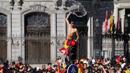 <p>Seorang warga Spanyol menyiramkan air saat parade kemenangan di Cibeles Square, Madrid, Spanyol, Senin (15/07/2024) waktu setempat. (AP Photo/Andrea Comas)</p>