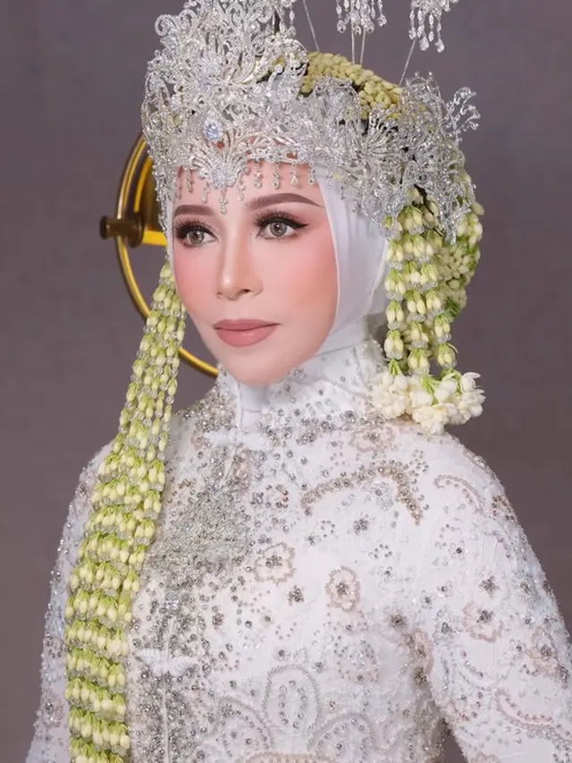 Potret Melly Goeslaw Pakai Siger Sunda di Wedding Anniversary 30 Tahun