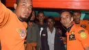 Petugas penyelamat mengevakuasi dua pria etnis Rohingya yang diselamatkan setelah terdampar di perairan Aceh, Kamis (5/4). Lima imigran Rohingya ditemukan dalam keadaan lemas terombang-ambing dengan menumpangi perahu kayu tanpa mesin. (ILYAS ISMAIL/AFP)