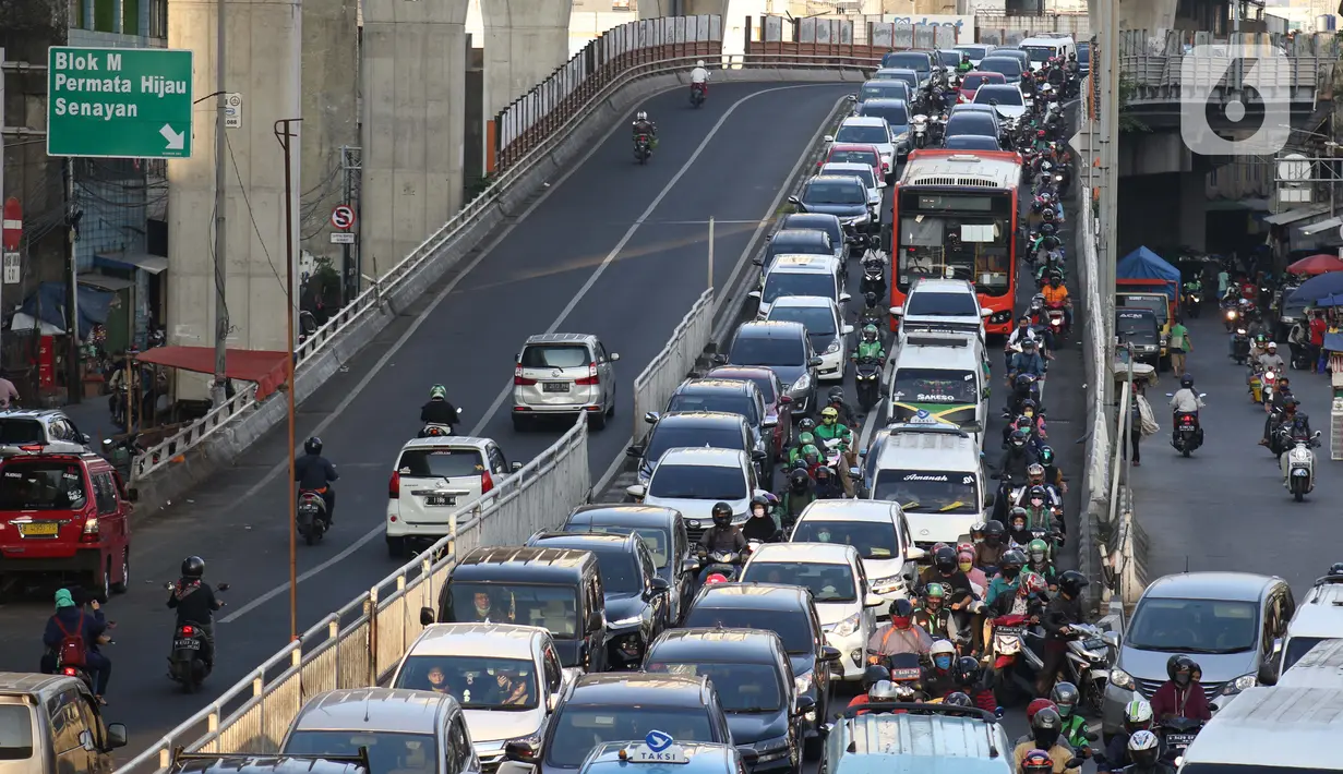 Pengendara terjebak kepadatan arus lalu lintas di Jalan Ciledug Raya, Jakarta, Jumat (15/5/2020). Dinas Tenaga Kerja, Transmigrasi dan Energi DKI Jakarta mencatat ada 1.100 perusahaan atau kantor di Jakarta melanggar aturan Pembatasan Sosial Berskala Besar (PSBB). (Liputan6.com/Helmi Fithriansyah)