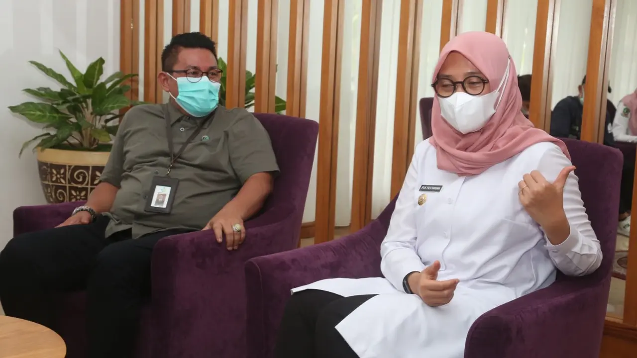 Kepala Balai Besar Teknik Kesehatan Lingkungan dan Pengendalian Penyakit (BBTKLPP) Surabaya  Rosidi Roslan (Kanan) mendengarkan Ppaparan Bupati Banyuwangi Ipuk Fiestiandani (Istimewa)