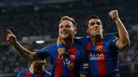 Ivan Rakitic (kiri) melakukan seleberasi bersama Luis Suarez usai mencetak gol ke gawang Real Madrid pada La Liga Spanyol di Stadion Santiago Bernabeu, Madrid, (24/4). Barcelona menang atas  Real Madrid dengan skor 3-2. (AP Photo/Daniel Ochoa de Olza)