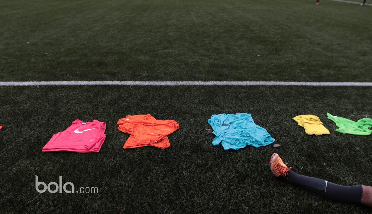 Seorang pemain Timnas Indonesia U19 bersantai sejenak sebelum berlaga pada tahap seleksi di NYTC-PSSI Sawangan, Depok, Jumat (3/3/2017). (Bola.com/Nicklas Hanoatubun)