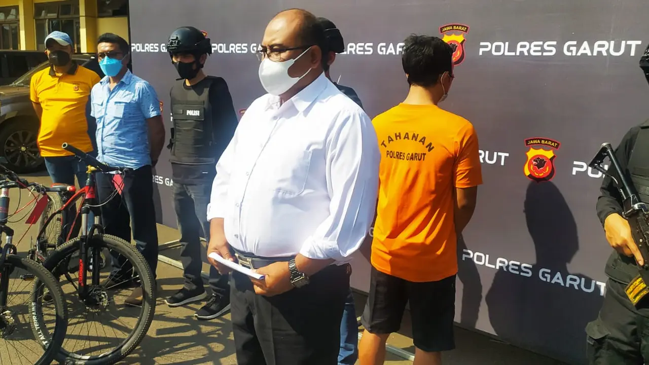 Kasat Reskrim Polres Garut Dede Sopandi memimpin rilis penangkapan pelaku spesialis pencuri sepeda di perumaha elit di Garut Jawa Barat oleh Tim Sancang Polres Garut.