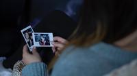 Ilustrasi nostalgia, kenangan, masa lalu. (Photo by Octavio J. Garc&iacute;a N. : https://www.pexels.com/photo/woman-holding-two-photos-1538077/)