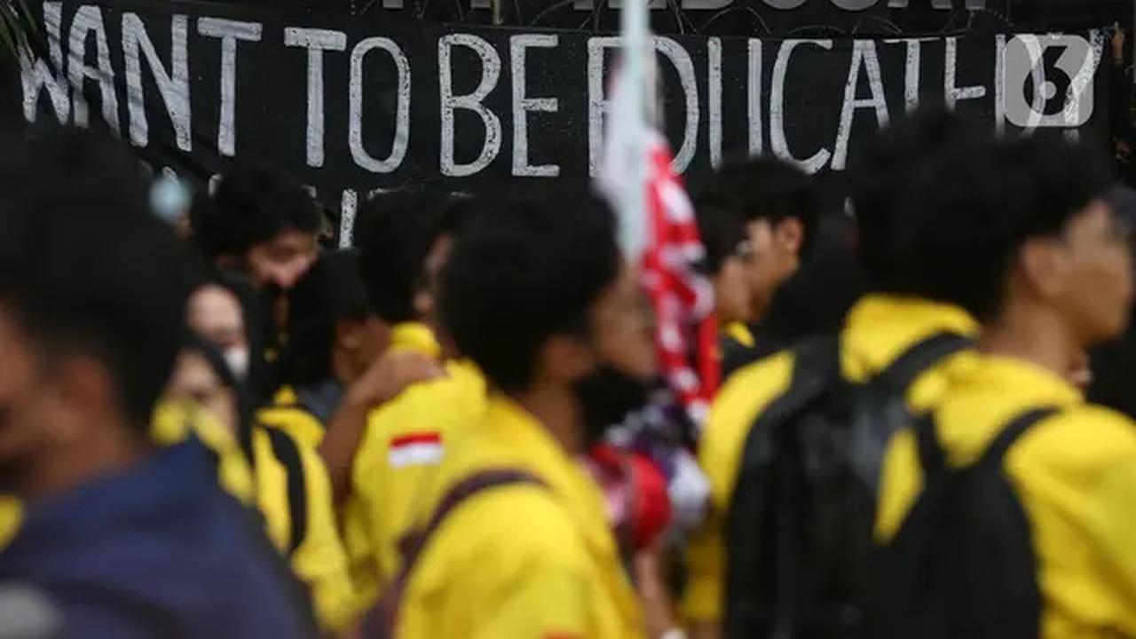 Indonesia Gelap, BEM SI Berunjuk Rasa di Patung Kuda Jakarta