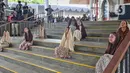 Isak tangis umat Katolik pecah saat menyaksikan adegan Yesus diangkat di kayu salib di altar gereja. (Liputan6.com/Angga Yuniar)