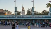 Pengunjung di taman hiburan Disney California Adventure pada 25 Februari 2020 di Anaheim, California. (DAVID MCNEW / GETTY IMAGES NORTH AMERICA / GETTY IMAGES VIA AFP)