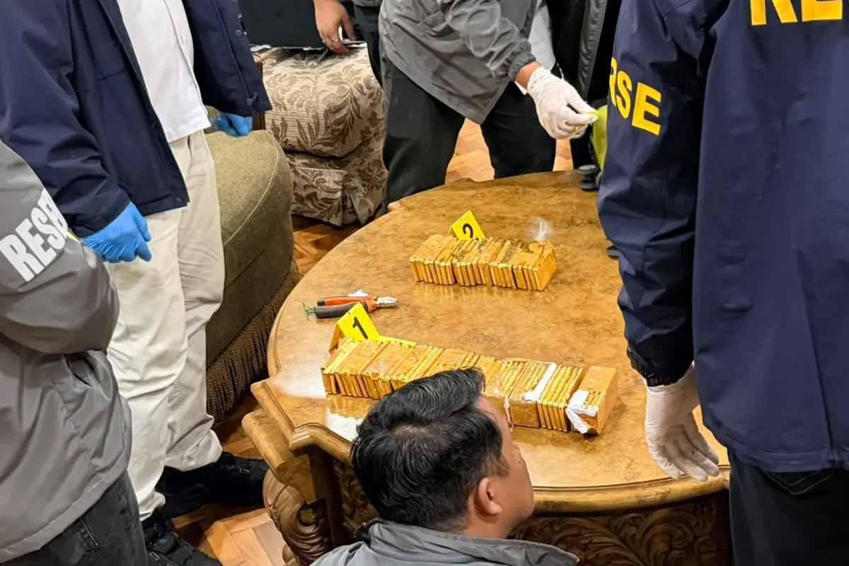 Kortas Tipikor Polri menyita 74 kilogram emas batangan, uang tunai dalam mata uang asing dan rupiah dengan total nilai sekitar Rp 476 miliar dari sebuah rumah di kawasan Parahyangan Golf 2 Nomor 2, Bogor, Kamis (9/7/2026) (Istimewa)