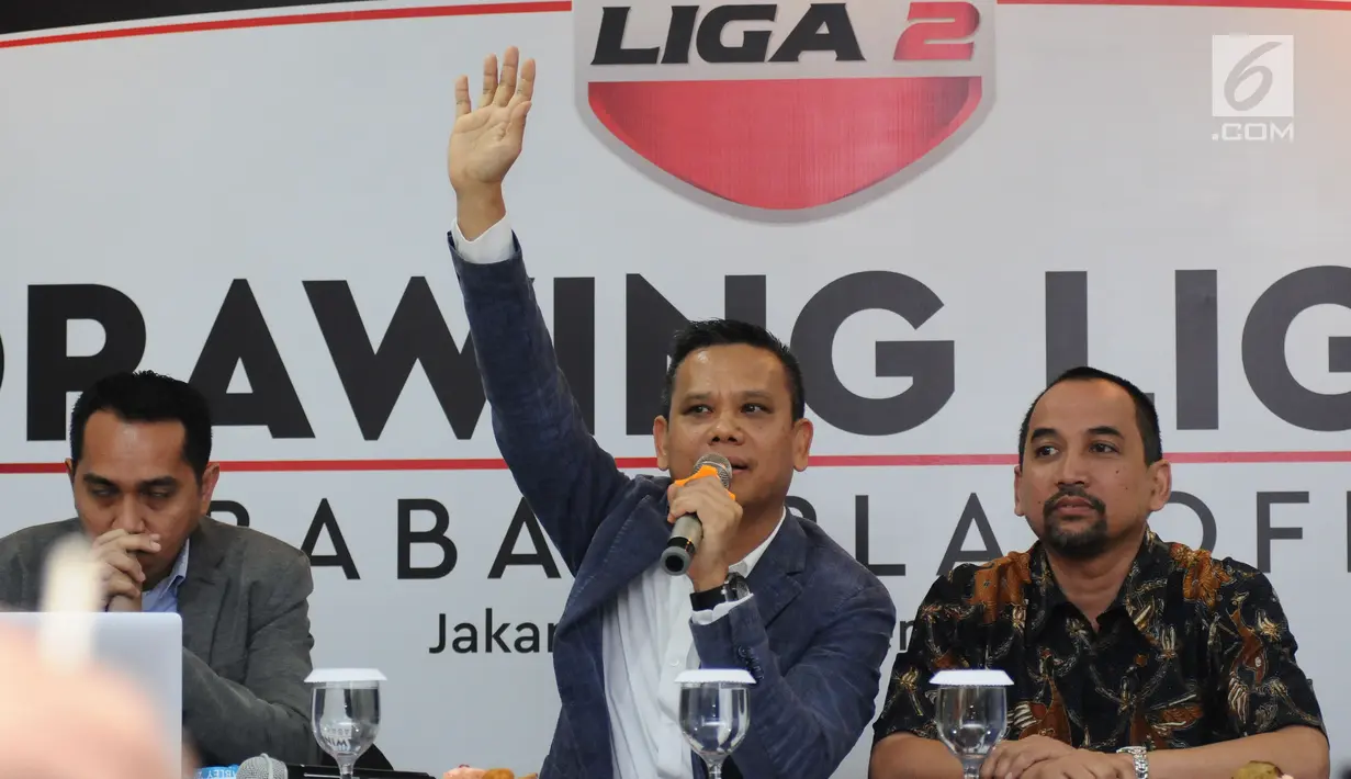 Dirut PT LIB, Berlinton Siahaan (tengah) memimpin pengundian babak play-off Liga 2 Indonesia di Jakarta, Senin (18/9). Babak play-off Liga 2 Indonesia akan digelar pada 8-17 Oktober 2017 di empat kota. (Liputan6.com/Helmi Fithriansyah)