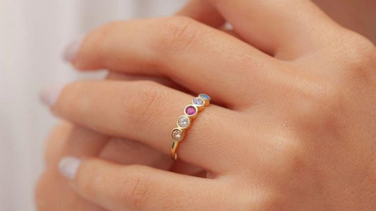 4. Cincin di Jari Manis: Lambang Cinta dan Kreativitas