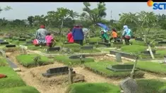 Selain berdoa di pemakaman, sejumlah peziarah menabur bunga dan membersihkan area pemakaman.