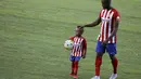 Jackson Martinez menggandeng anaknya Josue saat diperkenalkan sebagai pemain baru Atletico Madrid di Stadion Vicente Calderon, Madrid, Minggu (26/7/2015).(Reuters/Susana Vera)