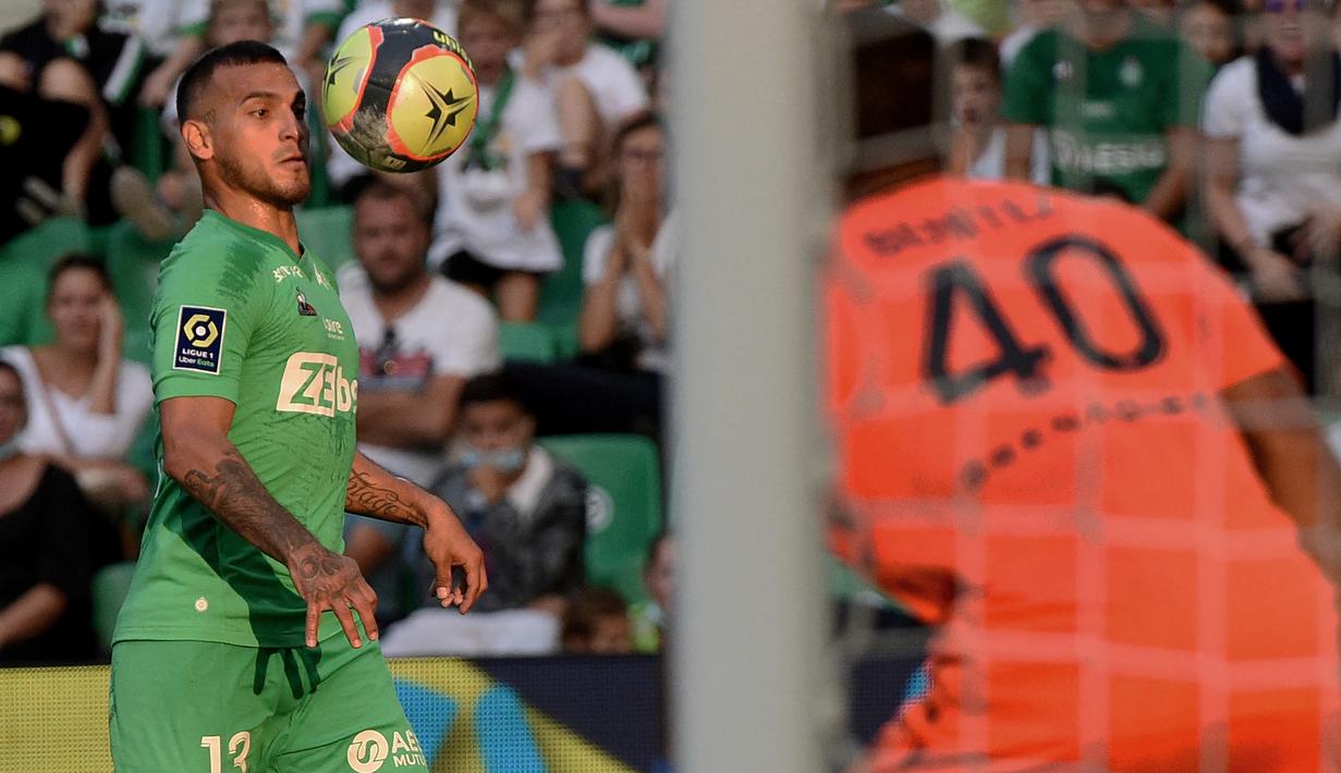 Miguel Trauco. Bek kiri berusia 29 tahun ini kini menjalani musim ketiganya bersama Saint Etienne. Musim ini ia telah tampil dalam 12 laga di semua ajang kompetisi dengan mencetak 1 gol. Bersama Timnas Peru ia telah mengoleksi 64 caps dengan torehan 5 assist. (AFP/Jean-Philippe Ksiazek)