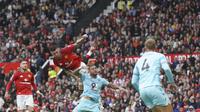 Benjamin Sesko dari Manchester United, kiri tengah, menyundul bola melewati Kyle Walker dari Burnley dalam laga Premier League antara Manchester United dan Burnley di Stadion Old Trafford, Manchester, Inggris, Sabtu, 30 Agustus 2025. (AP Photo/Ian Hodgson)